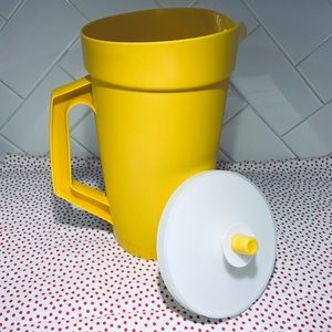 Vintage Tupperware 2 Quart Yellow Pitcher w/ Push Button Lid 800-9
